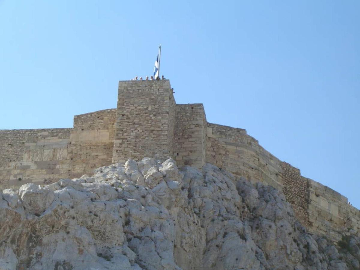 Live At The Acropolis Shadow - Under Super Scenic Anafiotika Apartamento Atenas Exterior foto